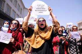 Mujeres afganas se toman las calles de Kabul para reclamar su inclusión en el gobierno de los talibanes