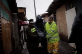 En Puente Alto: evacúan asentamiento en ladera del río Maipo por riesgo de remociones en masa