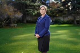 Louise de Sousa, embajadora de Reino Unido en Chile: “El gobierno británico, al igual que Chile, hizo bien en prever en cuanto a las vacunas”