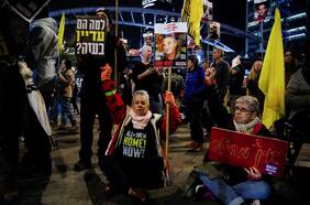 Hamas dice que dejará de liberar rehenes y acusa a Israel de violar el alto el fuego