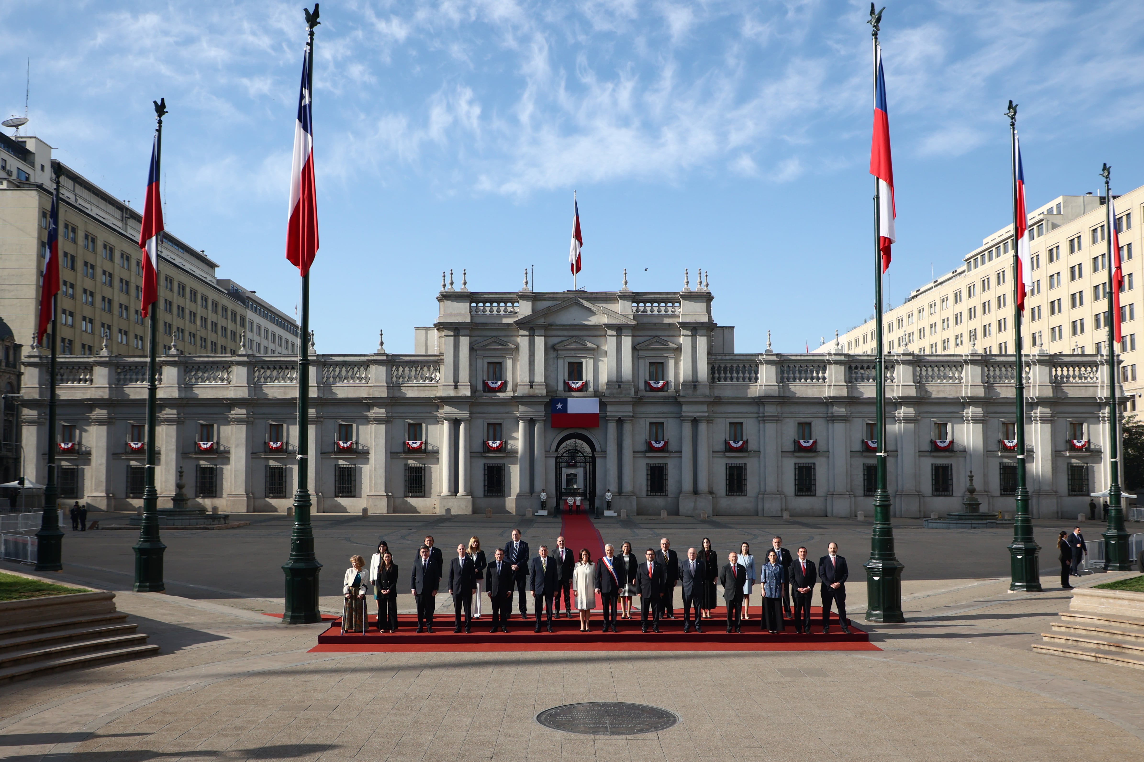 El Presidente de la República, José Antonio Kast, participa en tradicional sesión de fotos oficiales con ministros y subsecretarios en la Plaza de la Constitución y el Patio de los Cañones.