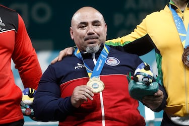 Juan Carlos Garrido con su medalla de oro en Santiago 2023.