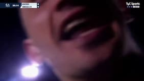 Nueva imagen insólita en el fútbol argentino: hincha manipula cámara de la transmisión oficial y aparece en pleno partido