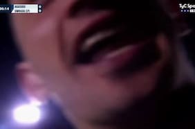 Nueva imagen insólita en el fútbol argentino: hincha manipula cámara de la transmisión oficial y aparece en pleno partido