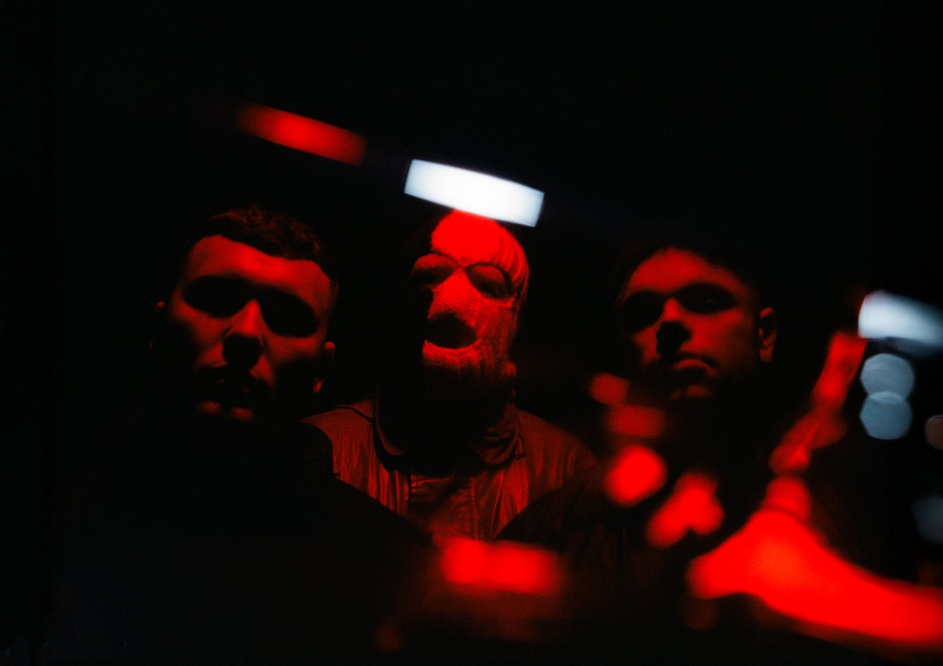 Kneecap, la controvertida banda irlandesa debuta en Chile