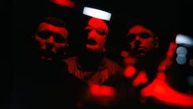 Kneecap, la controvertida banda irlandesa debuta en Chile