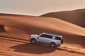 Land Rover suma el Defender 130 y anuncia estrenos híbridos enchufables para 2023