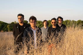 Bajo los árboles: escucha el guitarrero y eléctrico nuevo single de Los Bunkers