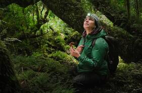 Micóloga y fundadora de Fundación Fungi, Giuliana Furci: “De los hongos podemos aprender que ningún ser vivo sobrevive solo y que el fin de una forma de vida, no es más que el comienzo de otra”