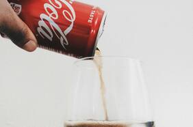 Cuántas cucharadas de azúcar hay en cada lata de Coca Cola