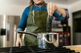 Cómo reducir tu consumo de sal, sin sacrificar el sabor de tus comidas