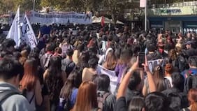 Marcha de estudiantes en el centro de Santiago genera varios desvíos en el tránsito