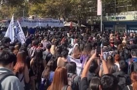 Marcha de estudiantes en el centro de Santiago genera varios desvíos en el tránsito