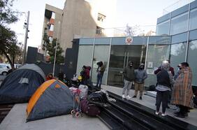 Ciudadanos peruanos acampan frente al consulado y solicitan gestiones para volver a su país