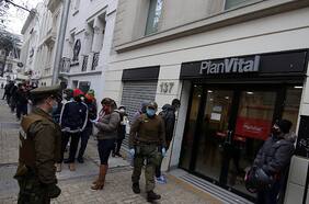 Economistas afirman que proyecto de retiro acotado del gobierno es menos dañino para la economía, pero que constituye una mala señal