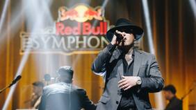 Pablo Chill-E debuta con éxito en el show Red Bull Symphonic del teatro Corpartes