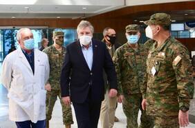 Ministros de Defensa y de Salud efectúan recorrido por el Hospital Militar y evalúan aumento de camas UCI en las FF.AA.