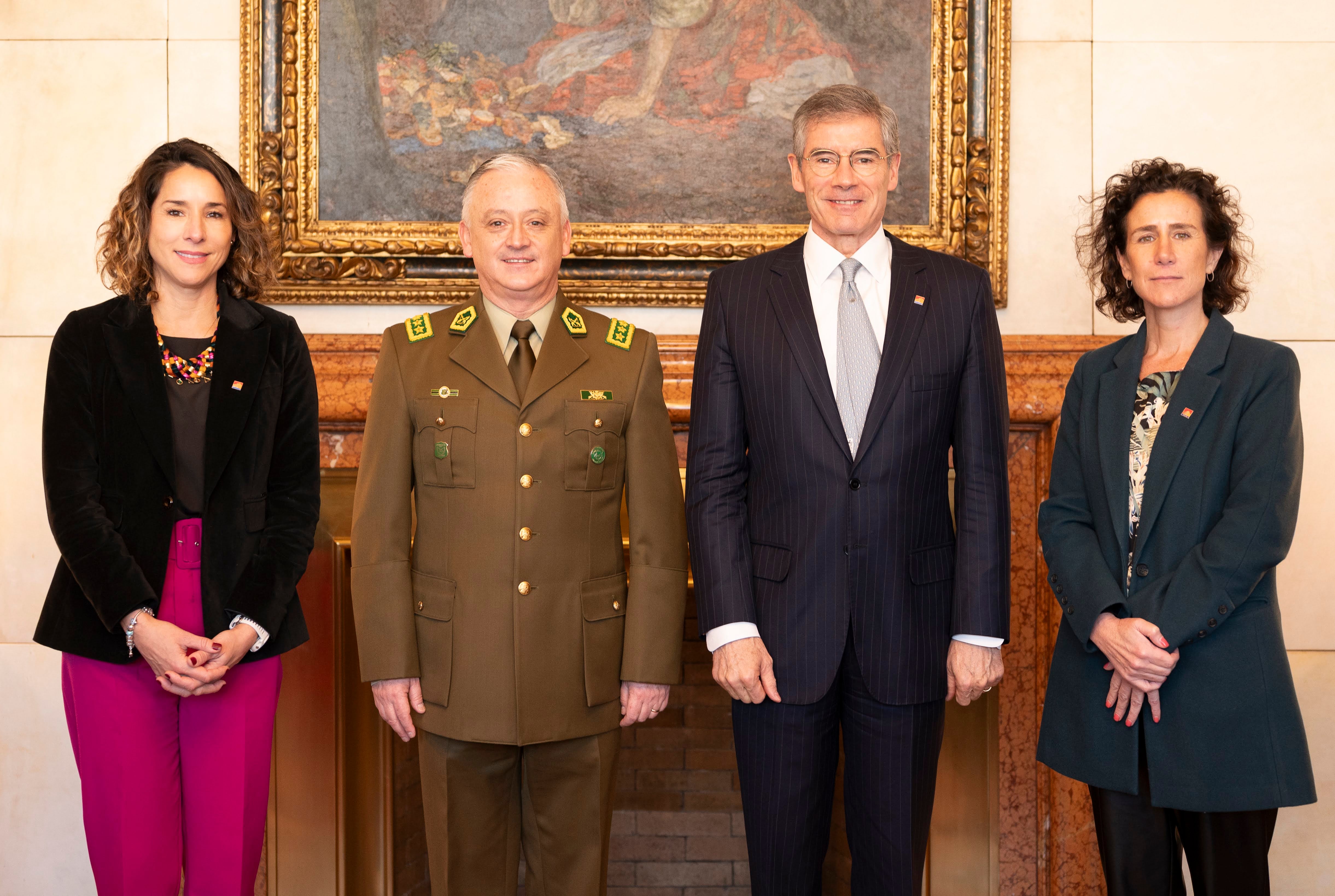 Paulina Yazigi, vicepresidenta de BancoEstado; General Director Marcelo Araya, General Director de Carabineros; Mario Farren, presidente de BancoEstado; y Andrea Silva, gerenta general Ejecutiva de BancoEstado.