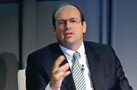 Alejandro Ferreiro y agentes que llaman a cambios de fondo en AFP: “Se han transformado en peligrosos charlatanes de las finanzas que están manipulando el mercado"