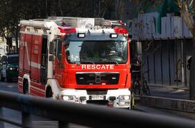Totalmente destruido resulta bus del Transantiago tras ser incendiado por desconocidos en Maipú