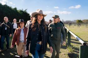 Llega tras visitar Argentina: Kristi Noem, la funcionaria clave de Seguridad de Trump a la que chilenos le robaron un bolso