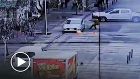 Encapuchados lanzan bomba molotov e impactan auto con niños dentro