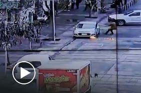 Encapuchados lanzan bomba molotov a carabineros e impactan auto con dos niños en su interior