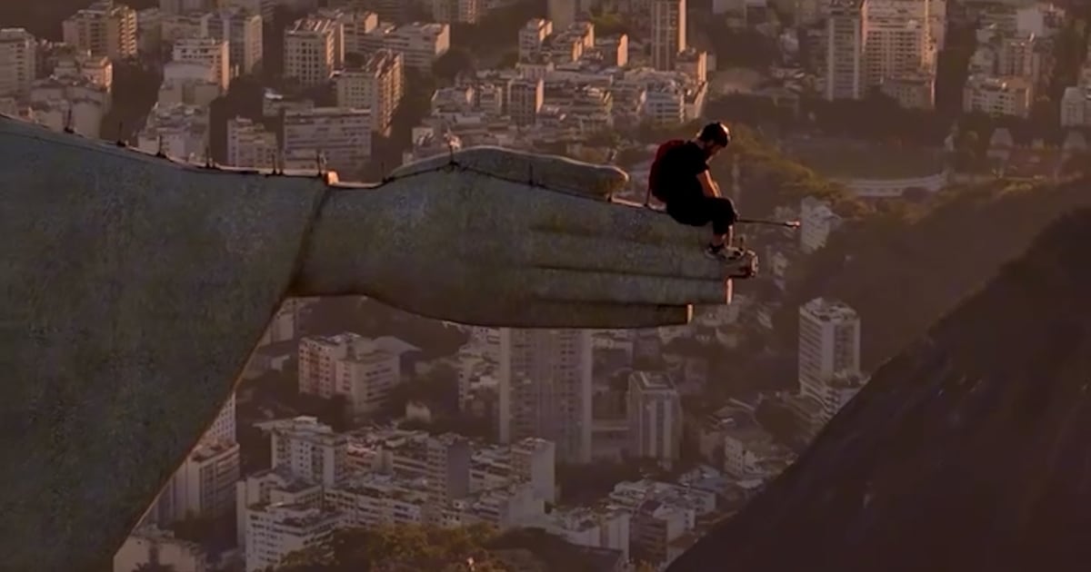 Hombre saltó en parapente desde el Cristo Redentor: es buscado por la policía
