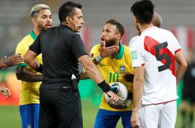 “Ratero”: Bascuñán recibe duras críticas por su arbitraje en la victoria de Brasil ante Perú