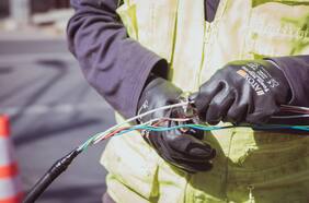 Onnet vende fibra óptica en 8 comunas como parte de las condiciones de la FNE para adquirir red de Entel