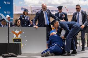 La Casa Blanca dice que Biden está “bien” después de tropezar y caer en el escenario en graduación de la Fuerza Aérea