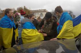Zelensky acusa a tropas rusas de cometer crímenes de guerra tras su retirada de Jersón