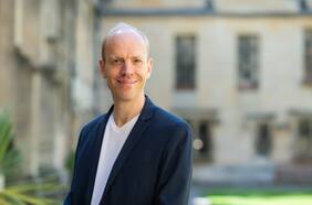 Alexander Betts, académico de Oxford: “Es fácil señalar con el dedo a las personas que cruzan las fronteras”