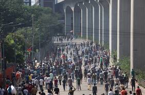 Disturbios en Bangladés dejan al menos 91 muertos y se impone toque de queda