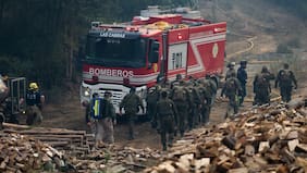 Siete voluntarios lesionados: carro de Bomberos se vuelca tras combatir incendios forestales en Florida
