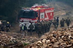 Siete voluntarios lesionados: carro de Bomberos se vuelca tras combatir incendios forestales en Florida