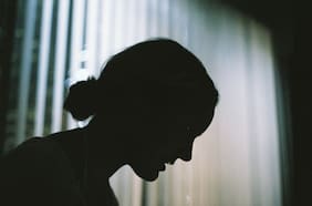 Estudio revela que chilenas viven más años, pero con más síntomas depresivos que los hombres