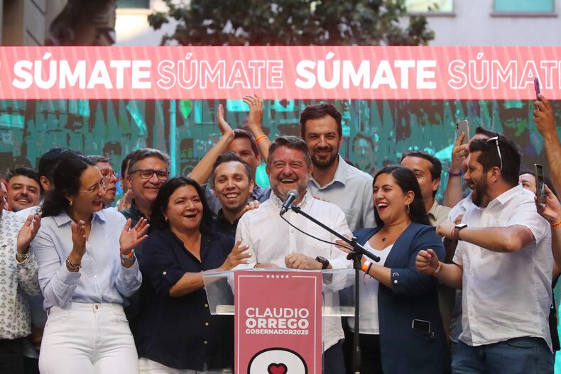 Claudio Orrego celebra junto a su equipo luego de su triunfo como Gobernador de la RM