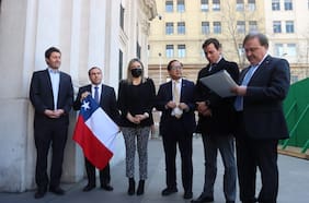 Oposición pide al gobierno querellarse por Ley de Seguridad del Estado por acto con bandera chilena en Valparaíso