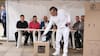 Critican a Petro por exhibir su papeleta marcada en la primera vuelta de las elecciones en Colombia