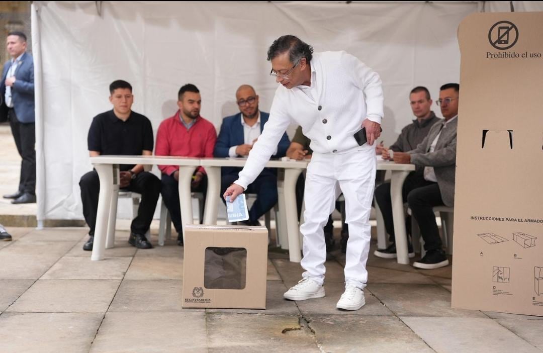 Critican a Petro por exhibir su papeleta marcada en la primera vuelta de las elecciones en Colombia