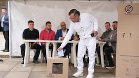 Critican a Petro por exhibir su papeleta marcada en la primera vuelta de las elecciones en Colombia