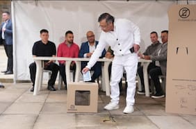 Critican a Petro por exhibir su papeleta marcada en la primera vuelta de las elecciones en Colombia
