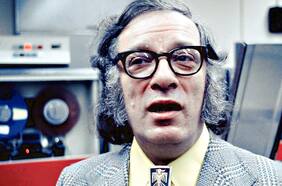 Asimov, el escritor que imaginó el futuro, revive en libros y serie