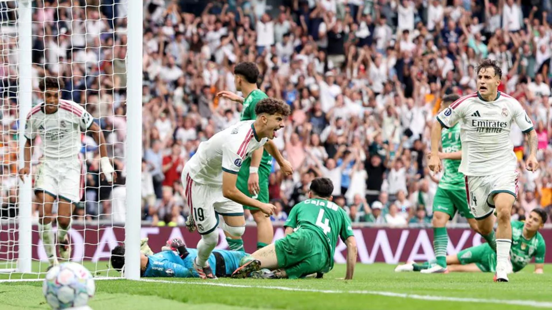 Santamaría anota el segundo tanto merengue. Foto: UEFA.