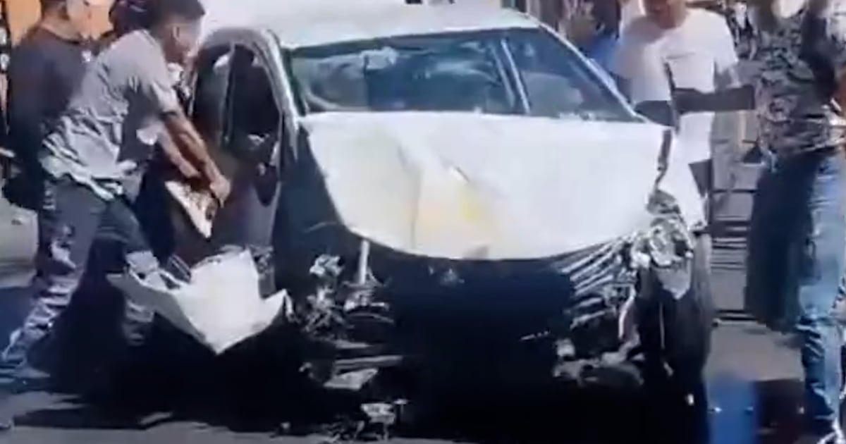 El dramático momento en que transeúntes encaran a delincuentes tras chocar con furgón escolar en Recoleta