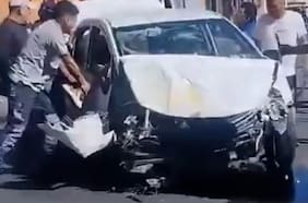 El dramático momento en que encaran a delincuentes tras chocar con furgón escolar en Recoleta