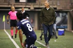 ¿Cuánto cuesta despedir a Holan? Las maniobras de la UC para enrielar la profunda crisis deportiva con un cambio de técnico