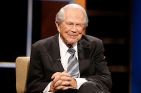 Pat Robertson, el telepredicador que ayudó a que la religión fuera central en la política republicana, muere a los 93 años