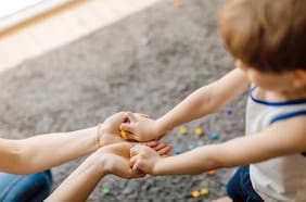 Cómo funciona el derecho laboral para padres a cargo de menores con TEA